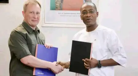 Le coton burkinabè ne voyagera plus seulement par conteneurs vers les ports étrangers. Il s’apprête désormais à être filé, tissé et transformé sur sa terre d’origine. Ce lundi, dans l’effervescence de la capitale, le ministre de l’Industrie, du Commerce et de l’Artisanat, Serge Gnaniodem Poda et des partenaires russes ont apposé leur signature sur un Mémorandum d’entente relatif au projet de mise en place d’un complexe industriel intégré de transformation de Coton au Burkina-Faso, dénommé  AKOTON.