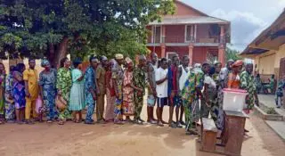 À Gogounou, dans le département de l'Alibori, les cours d'écoles ont connu leur plus forte affluence aux toutes premières heures de la matinée. Dans cette région septentrionale où le pastoralisme rythme le quotidien, l'objectif premier des habitants était de devancer la montée des températures. « Je suis venu m'aligner depuis 6h30. Avec le soleil qui frappe vite ici, il vaut mieux voter à la fraîche. Comme il n'y a pas d'activité au champ aujourd'hui, je vais juste rentrer m'occuper de mes bêtes à la maison », explique Orou, éleveur, l'index marqué par l'encre indélébile.
