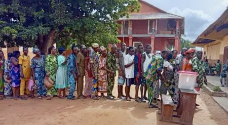À Gogounou, dans le département de l'Alibori, les cours d'écoles ont connu leur plus forte affluence aux toutes premières heures de la matinée. Dans cette région septentrionale où le pastoralisme rythme le quotidien, l'objectif premier des habitants était de devancer la montée des températures. « Je suis venu m'aligner depuis 6h30. Avec le soleil qui frappe vite ici, il vaut mieux voter à la fraîche. Comme il n'y a pas d'activité au champ aujourd'hui, je vais juste rentrer m'occuper de mes bêtes à la maison », explique Orou, éleveur, l'index marqué par l'encre indélébile.