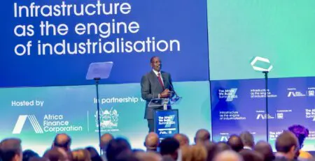 «Le Kenya investira dans votre raffinerie, de la même manière que l’Ouganda a investi dans notre pipeline afin de construire ensemble l’avenir de nos ressources», a-t-il martelé. Cet échange de bons procédés a été salué par son homologue ougandais, Yoweri Museveni, qui y voit «une initiative destinée à renforcer la transformation locale des ressources pétrolières et la coopération régionale.»