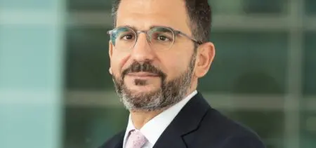 Citi poursuit l’ajustement de son organisation mondiale avec une série de nominations stratégiques effectives à partir d’août, réparties entre Londres et Dubaï. Pièce maîtresse de ce dispositif, Karim Tannir prend les rênes de la région Moyen-Orient et Afrique (MEA) ainsi que des activités bancaires, avec pour mission de piloter une zone couvrant 59 marchés.