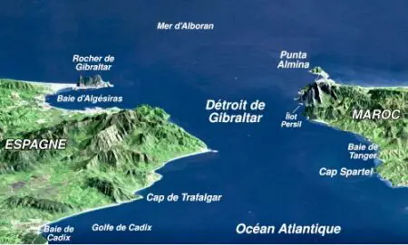 Le premier choc géopolitique survient en 711 ap. J.-C, lorsque le chef militaire Omeyyade Tariq ibno Ziyad et son armée musulmane franchissent le détroit, inaugurant sept siècles de présence musulmane marqués par une culture andalouse rayonnante sur les deux rives.