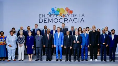 Le monde traverse un tournant majeur avec ce nouveau mandat du président Donald Trump. Pour y voir plus clair, des dirigeants de gauche ont fait le déplacement de Barcelone pour être au chevet de la démocratie malmenée dans le monde.