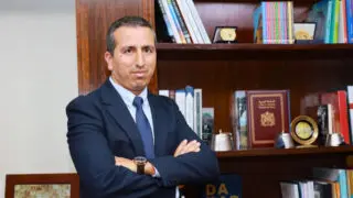 Cette réorganisation vise à renforcer l’efficacité, la transparence et la qualité des services, tout en consolidant la performance de l’établissement. Elle se matérialise notamment par l’’amélioration de la fluidité des processus et des délais de traitement des dossiers de change à travers la création d’un département dédié à la facilitation et à l’accompagnement des opérateurs.