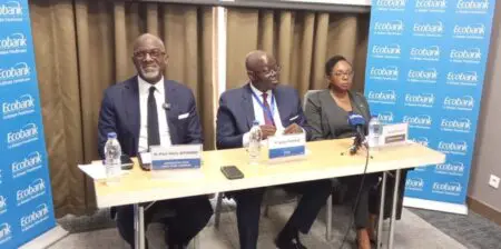 Sur le plan financier, les actionnaires ont entériné un bénéfice net en hausse de 10,45 % à 63,5 milliards de FCFA, pour un produit net bancaire de 132,7 milliards de FCFA (+8,5 %). Le total bilan franchit pour la première fois le seuil symbolique des 2 000 milliards de FCFA, atteignant 2 056 milliards de FCFA, tandis que les crédits à la clientèle progressent de 8 % à 1056 milliards de FCFA. Ecobank Côte d’Ivoire double ainsi quasiment son résultat net en quatre ans. Des performances qui traduisent «un régime de croisière fondé sur une gestion rigoureuse et une efficacité opérationnelle après quelques années d’ajustement », selon Serge Thiemele, Président du Conseil d’administration