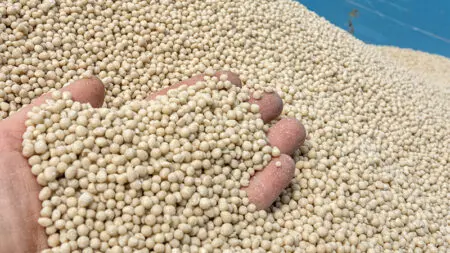 Conflits au Moyen-Orient | Engrais : l’Inde se tourne vers l’Afrique pour sécuriser ses approvisionnements Parmi les partenaires potentiels identifiés, Reuters cite plusieurs poids lourds africains de la production d’engrais, dont le Maroc, l’Algérie et l’Égypte. Le Togo est également mentionné, grâce à ses importantes réserves de phosphates, essentielles à la fabrication de fertilisants.