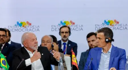 «Ce que nous voulons, c'est discuter pour voir si nous parvenons à trouver une solution pour renforcer le processus démocratique dans le monde, afin de ne pas permettre un recul. Car lorsque la démocratie recule, un Hitler apparaît», a-t-il mis en garde lors d'une conférence de presse commune avec le dirigeant socialiste espagnol, à l'issue d'un premier sommet Espagne-Brésil.