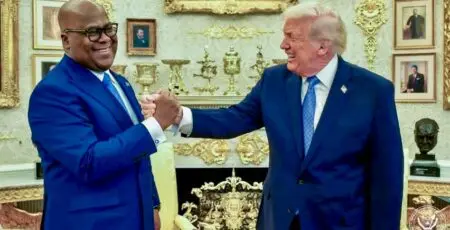 La RDC n'est pas la première à conclure ce type de deal avec l’administration Trump. Le voisin rwandais a accueilli 250 migrants expulsés en août 2025 par les autorités américaines pour séjour illégal. L'Ouganda avait également signé un accord similaire en juillet 2025, un premier groupe de douze personnes y est d’ailleurs arrivé jeudi 2 avril dernier. Washington a tissé des partenariats analogues avec le Cameroun (qui continue de nier, le Ghana, la Guinée équatoriale, le Soudan du Sud et l'Eswatini.