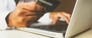 Ceux-ci alléchés par des tarifs attractifs à la condition d’acheter leurs billets très longtemps à l’avance, souvent plusieurs mois, se retrouvent piégés en cas d’annulations de vols, voire de cessation d’opérer entre des destinations.