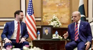 Le vice-président américain JD Vance a annoncé dimanche qu'il rentrait aux Etats-Unis sans accord avec l'Iran, après avoir formulé une "offre finale et la meilleure possible" pour mettre fin à la guerre. Le Pakistan a exhorté dimanche les deux parties à continuer à respecter la trêve de deux semaines en vigueur, malgré l'échec de leurs négociations.