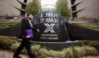 Les responsables de la Bourse de Johannesburg jubilent. Ils estiment que cette réforme pourrait drainer à terme, jusqu’à 608 milliards de dollars d'investissements. Une grande partie de la réglementation actuelle remonte à 1961, certaines dispositions datant même de 1933, confie Vukile Davidson, Directeur général-adjoint chargé de la Politique financière au Trésor, à l’agence Reuters.