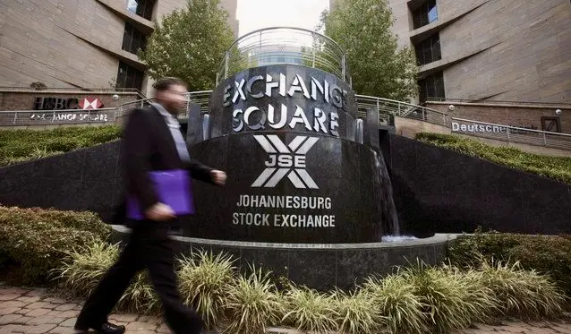 Les responsables de la Bourse de Johannesburg jubilent. Ils estiment que cette réforme pourrait drainer à terme, jusqu’à 608 milliards de dollars d'investissements. Une grande partie de la réglementation actuelle remonte à 1961, certaines dispositions datant même de 1933, confie Vukile Davidson, Directeur général-adjoint chargé de la Politique financière au Trésor, à l’agence Reuters.