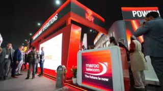 Maroc Telecom entame l’année 2026 sur une dynamique positive. Le groupe affiche un chiffre d’affaires consolidé de 9,3 milliards de dirhams à fin mars, en hausse de 5 % sur un an. Cette performance repose sur un double levier : l’accélération des filiales Moov Africa, dont les revenus progressent de 8,5 %, et la stabilisation des activités au Maroc (+0,7 %).