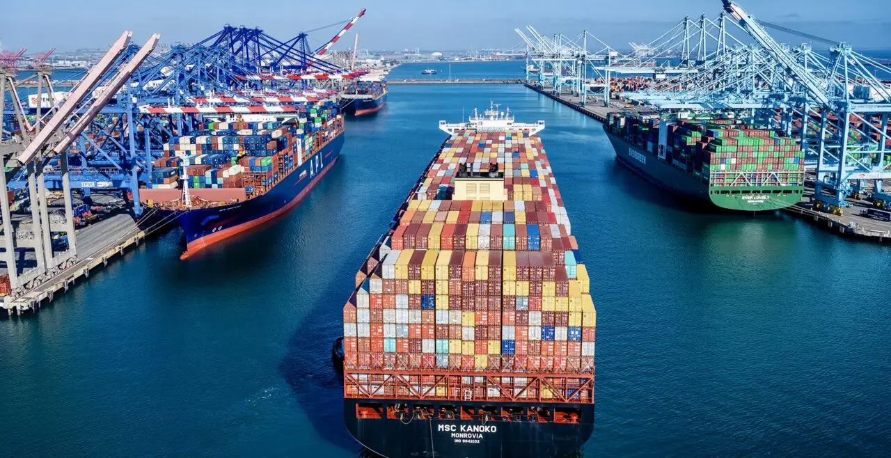 Libre-échange | Commerce intra-africain : vers un bond historique à 230 milliards de dollars en 2026 Le commerce intra-africain devrait enregistrer une progression de 10 % en 2026 pour atteindre 230 milliards de dollars, contre 210 milliards en 2025. C’est ce qui ressort du rapport African Trade and Economic Outlook 2026 publié fin mars par la Banque africaine d'import-export (Afreximbank).