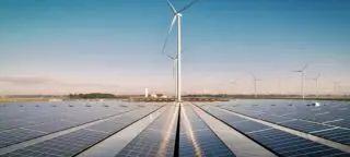 Dotée d’un système de stockage par batterie, cette infrastructure marque une évolution vers des modèles énergétiques plus résilients et pourrait servir de référence pour d’autres projets en Afrique de l’Ouest.