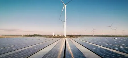 Dotée d’un système de stockage par batterie, cette infrastructure marque une évolution vers des modèles énergétiques plus résilients et pourrait servir de référence pour d’autres projets en Afrique de l’Ouest.