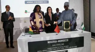 Cette annonce marque la conclusion de plusieurs années de négociations impliquant treize pays membres de la Cédéao. Le projet est, il est vrai, d'une envergure sans précédent. Long de 6.900 kilomètres, le gazoduc reliera les côtes du Nigeria à celles du Maroc en longeant la façade atlantique du Continent, à travers un tracé hybride combinant des segments sous-marins et terrestres.