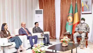 Dans un document officiel, les autorités maliennes affirment considérer le plan d’autonomie marocain comme «la seule base sérieuse et crédible» pour régler ce conflit vieux de plusieurs décennies. Bamako estime qu’une autonomie sous souveraineté marocaine constitue «la solution la plus réaliste» pour sortir de l’impasse.