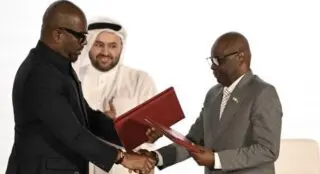 Des rebelles du M23 escortent des soldats et des policiers du gouvernement qui se sont rendus vers un lieu tenu secret à Goma, chef-lieu de la région du Nord-Kivu, le 30 janvier 2025.