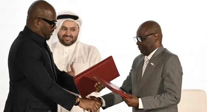 Des rebelles du M23 escortent des soldats et des policiers du gouvernement qui se sont rendus vers un lieu tenu secret à Goma, chef-lieu de la région du Nord-Kivu, le 30 janvier 2025.