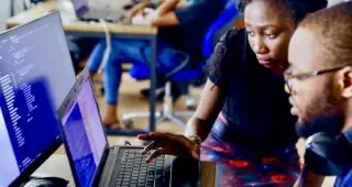 Ce souvenir me revient aujourd'hui parce que la domination numérique est une reproduction de la domination post-coloniale une sorte de main de fer dans des gants de velours, adaptée aux instruments du vingt-et-unième siècle.