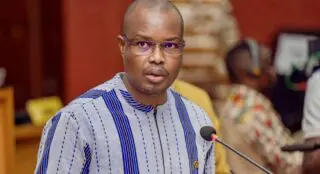 L’heure était à l’évaluation et à la prospective au cœur de la capitale burkinabè. Cette session ordinaire du Comité de pilotage n’était pas qu’une simple formalité administrative, mais un véritable conseil de guerre économique. Le rapport de mise en œuvre au 31 décembre 2025 révèle des avancées significatives, prouvant que malgré les défis sécuritaires et géopolitiques, la machine des réformes ne grippe pas.