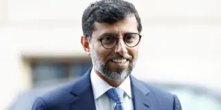 Le ministre de l'Energie des Emirats arabes unis, Suhail Mohamed al-Mazrouei, a déclaré à Reuters que cette décision avait été prise après un examen attentif des stratégies énergétiques de cette puissance régionale. Interrogé sur la question de savoir si les Emirats arabes unis avaient consulté l'Arabie saoudite, il a déclaré que son gouvernement n'avait parlé de sa décision avec aucun autre pays.