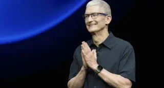 Une page se tourne chez Apple. Tim Cook ne sera plus le président-directeur général de l’entreprise à partir de septembre prochain et sera remplacé par John Ternus. «Apple a annoncé que Tim Cook deviendra président exécutif du conseil d'administration d'Apple et que John Ternus, vice-président senior de l'ingénierie matérielle, deviendra le prochain directeur général d'Apple à compter du 1er septembre 2026», est-il écrit dans un communiqué, du lundi 20 avril, relayé par BFMTV.