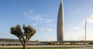 D’une hauteur de 250 mètres, la Tour Mohammed VI est la plus haute tour du Maroc et s’impose parmi les édifices les plus élevés du continent. Elle se veut le symbole des ambitions et du potentiel africains, porteuse du rêve d’un bâtisseur patriote, M. Othman Benjelloun, président du Groupe O Capital, pleinement aligné sur la vision éclairée du Souverain.