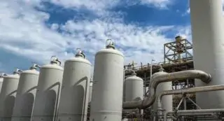 Il y a d’abord le récurent problème de l’approvisionnement en carburant. Un très bon article d’Air Journal éclaire la situation européenne. 70% du carburéacteur consommé en Europe provient du Moyen-Orient et en particulier du complexe Al Zour du Koweit. Il est clair que cette source de fourniture de Jet A ou Jet A1 va être singulièrement réduite tant que le détroit d’Ormuz ne sera pas réouvert à la navigation et cela peut prendre plusieurs mois après la fin des hostilités, qui elle, n’est pas pour demain.