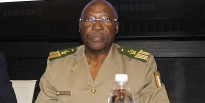 Corridor de l’hinterland | Bamako et Ouagadougou : la Côte d’Ivoire brise les chaînes de la bureaucratie douanière L’image des agents tamponnant nerveusement des liasses de documents appartient désormais au passé. Dans une note circulaire datée du 31 mars 2026, le Général DA Pierre A., patron des douanes ivoiriennes, a acté une décision historique : la fin de l’exigence du visa des représentations douanières du Mali et du Burkina Faso sur les déclarations de marchandises. Ce verrou administratif, qui ralentissait jusqu’ici le flux des échanges, saute au profit d’une gestion totalement dématérialisée.