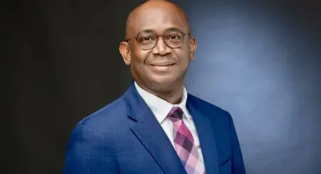 Le 2 mai restera sans doute comme une date charnière pour la « tech» ivoirienne. Djibril Ouattara, ministre de la Transition numérique, a dévoilé l’ambition nationale : concevoir une IA qui ne soit pas une simple copie des modèles californiens, mais un outil infusé de culture ivoirienne et du patrimoine scientifique local. C’est donc clair, la Côte d’Ivoire veut sa propre « matière grise » numérique. Il s’agit de bâtir un écosystème où l’administration et les entreprises privées gagnent en compétitivité grâce à des données traitées localement. Ce projet, financé via des contributions d’opérateurs et des contrats de licence stratégiques, marque la fin de la dépendance technologique passive.