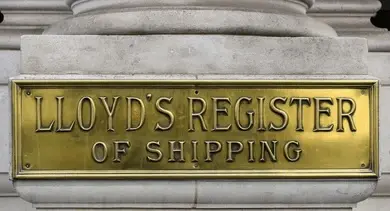 Lloyd's Register interviendra comme tiers de confiance chargé de certifier les infrastructures, de contrôler la conformité aux normes internationales et d'accompagner les États dans la structuration de leurs cadres réglementaires. Fondée en 1760, Llyod opère aujourd'hui dans plus de 70 pays, avec un positionnement centré sur le maritime, l'énergie et les infrastructures critiques.