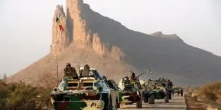 Le Mali fait face à une situation sécuritaire critique et est en proie à l'incertitude et à la fébrilité après les attaques sans précédent des jihadistes du Groupe de soutien à l'islam et aux musulmans (JNIM, allié à Al-Qaïda) et de la rébellion du Front de libération de l'Azawad (FLA) contre des positions stratégiques de la junte.