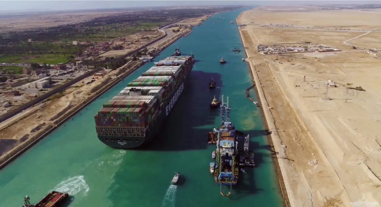 Le canal de Suez pour le commerce