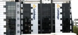 Letshego Africa Holdings a annoncé avoir conclu des accords en vue de céder 100 % du capital de cinq de ses filiales bancaires et de microfinance à Axian Digital Venture Holdings. L’opération concerne ses activités au Ghana, au Nigeria, au Rwanda, en Tanzanie et en Ouganda.