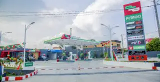 Depuis le déclenchement du conflit impliquant les États-Unis et l’Iran fin février, les marchés pétroliers ont connu une forte tension. Les cours du Brent et du WTI ont bondi d’environ 60 %, dépassant régulièrement les 100 dollars le baril. En cause notamment : les perturbations dans le détroit d'Ormuz, par lequel transite près de 20 % du pétrole mondial. Une situation qui renchérit mécaniquement les coûts d’importation pour les économies africaines dépendantes.