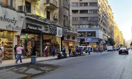 A cause de la flambée du prix du baril, le gouvernement égyptien impose aux commerçants et restaurateurs de tirer le rideau au plus tard à 21h en attendant de voir clair dans la crise énergétique