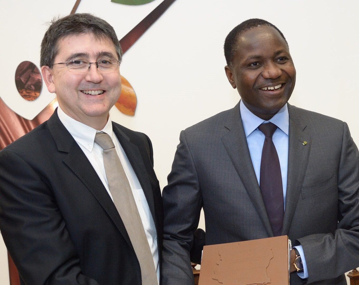 Côte d’Ivoire : le Français Cémoi investit 6 millions d’euros dans le chocolat Patrick Poirier, PDG de Cemoi, et Mamadou Sangafowa Coulibaly, ministre de l’Agriculture ivoirien, le 19 décembre 2013 à Perpignan © Cemoi