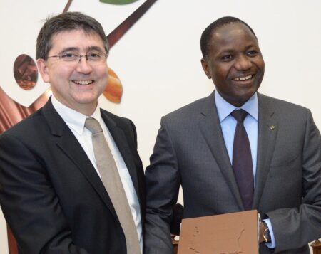 Côte d’Ivoire : le Français Cémoi investit 6 millions d’euros dans le chocolat Patrick Poirier, PDG de Cemoi, et Mamadou Sangafowa Coulibaly, ministre de l’Agriculture ivoirien, le 19 décembre 2013 à Perpignan © Cemoi
