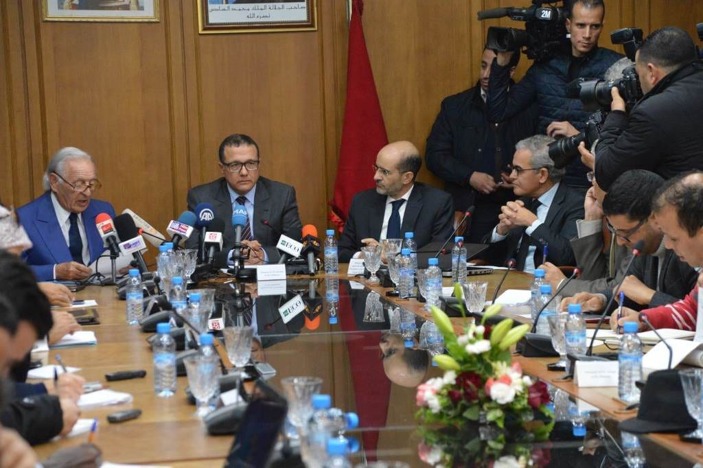 Avoirs des Marocains détenus à l’étranger : Le Maroc récupère 2,5 milliards d’euros Mohamed Boussaid, ministre marocain de l'Economie et des finances au milieu lors de la conférence de presse