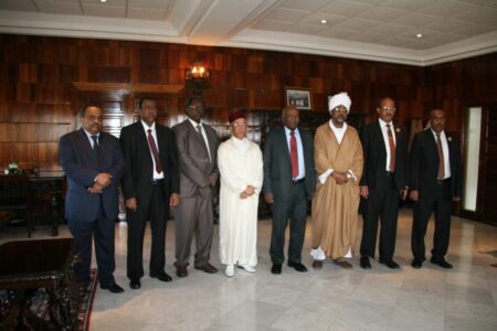 Mostpha Faress au milieu et ses invités