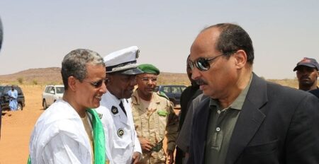 le president Aziz serrant la main d un elu