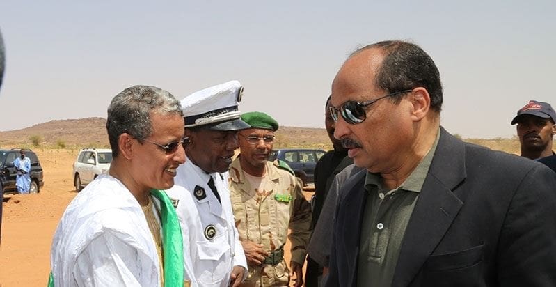 La Mauritanie malade de ses élites le president Aziz serrant la main d un elu