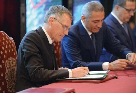 PSA Peugeot-Citroën lance son offensive en Afrique via le Maroc Carlos Tavares PDG PSA Citroen et Moulay Hafid El Alamie ministre marocain de l Industrie