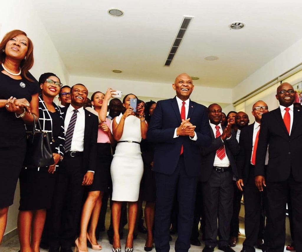 Tony Elumelu au milieu de quelques heureux bénéficiaires de sa Fondation