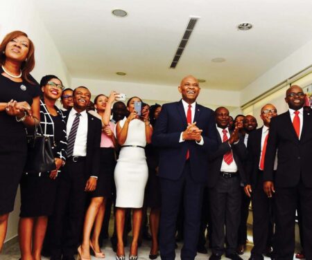 Tony Elumelu au milieu de quelques heureux bénéficiaires de sa Fondation