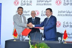 Abdellah El Mouadden, Directeur général d’Africa Motors, filiale du groupe Auto Hall (à droite) et Zhang Xinhai, Directeur général de DFSK