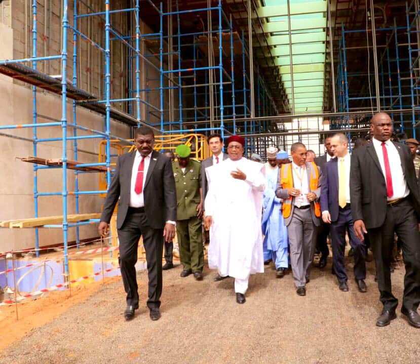 Le président nigérien Mahammadou Issoufou, lors de la visite du chantier de rénovation de l’Aéroport international Diori Hamani de Niamey.