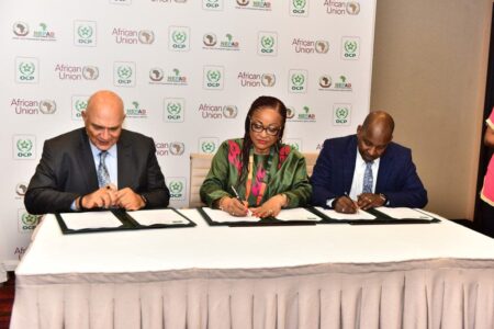 Signature du Memorandum d'entente par Mostafa Terrab, PDG du Groupe OCP, Josefa Leonel Correia Sacko, Commissaire pour l'Agriculture et l'économie rurale de la Commission de l'UA et Dr. Hamadi Diop de l'UDA-NEPAD